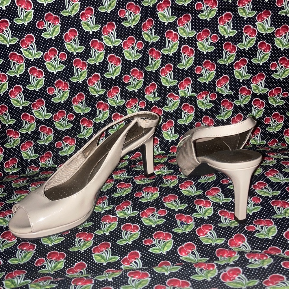 Size 8 1/2 beige, Life Stride peep toe heels. Look just like new